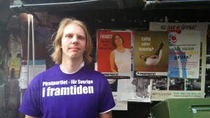 Partiets skolpolitiske talesperson, Erik Einarsson, poserar med PP-affischer.